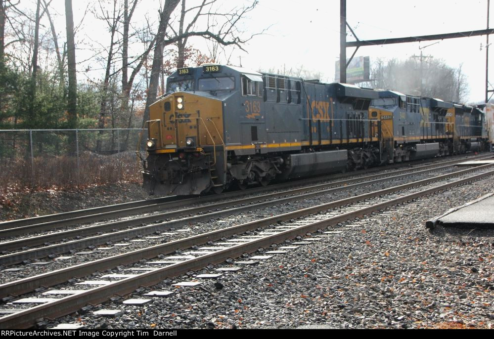 CSX 3163 leads M404